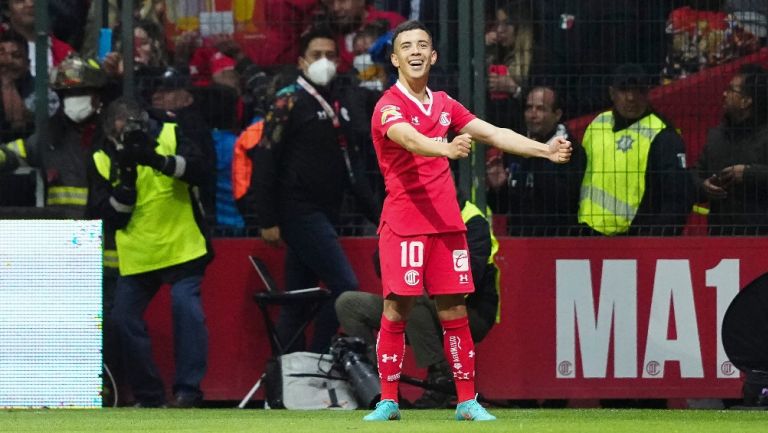 Leo Fernández en celebración de gol