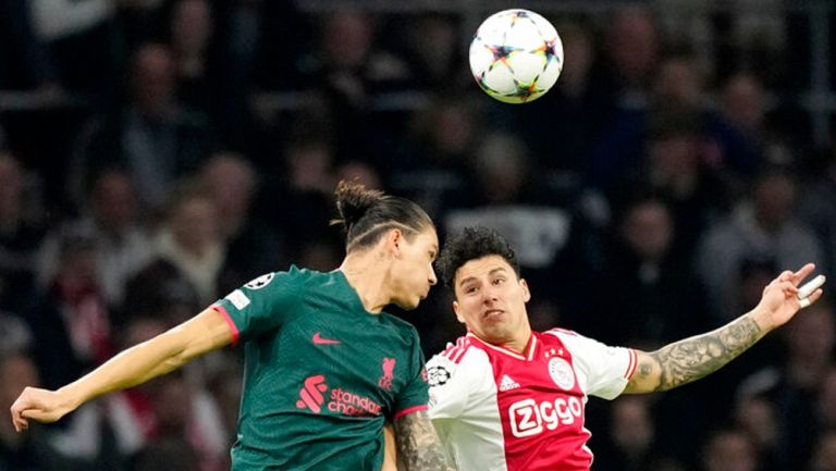 Aficionados del Ajax culpan a Jorge Sánchez por derrota ante Liverpool