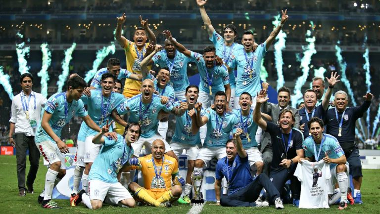 Jugadores del Pachuca celebrando el sexto título