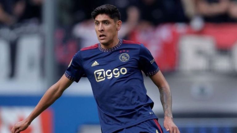 Edson Álvarez durante un partido del Ajax