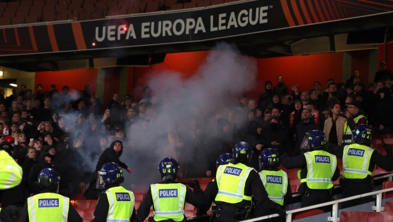 Aficionados del PSV durante partido contra Arsenal en Europa League