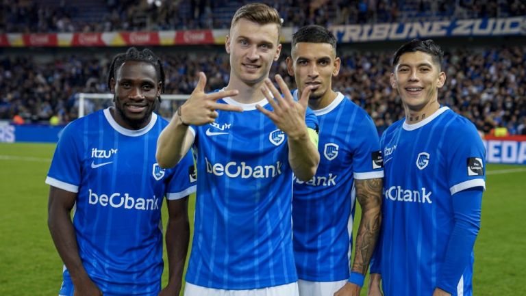 Arteaga celebra su gol con sus compañeros