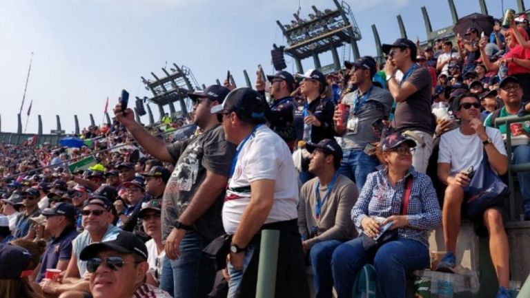 Aficionados en el Autódromo Hermanos Rodríguez