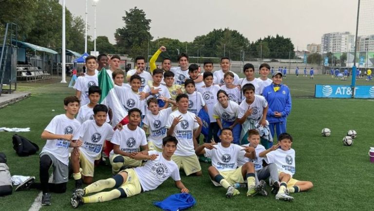 Jugadores del América Sub 13 festejando el título