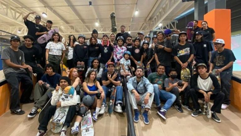 Skaters en la pista techada 