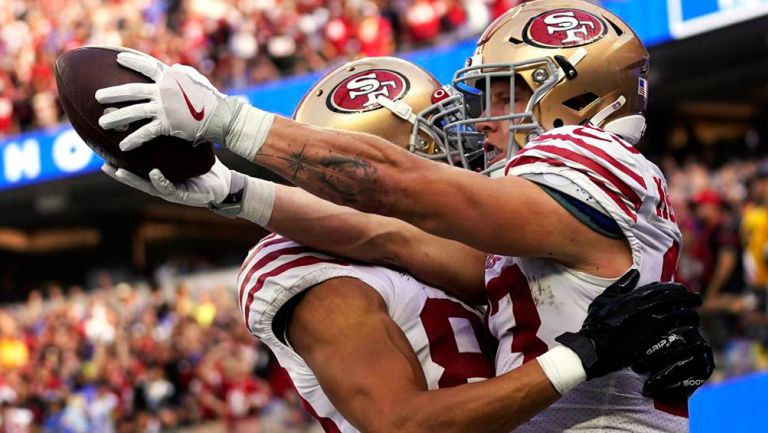 Jugadores de los Niners destejan una acción