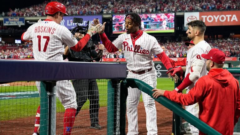 Phillies se pone a un triunfo de la Serie Mundial a base de cuadrangulares