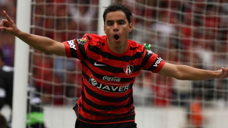 Omar Bravo festejando un gol