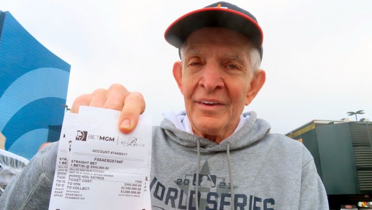 Mattress Mack mostrando su apuesta