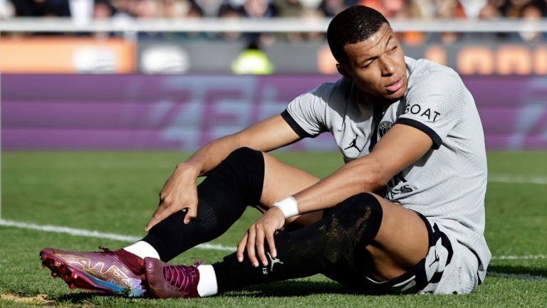 Mbappé tras sentir molestia