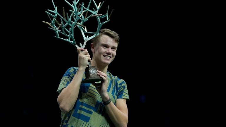 Holger Rune festejando su triunfo ante Novak Djokovic