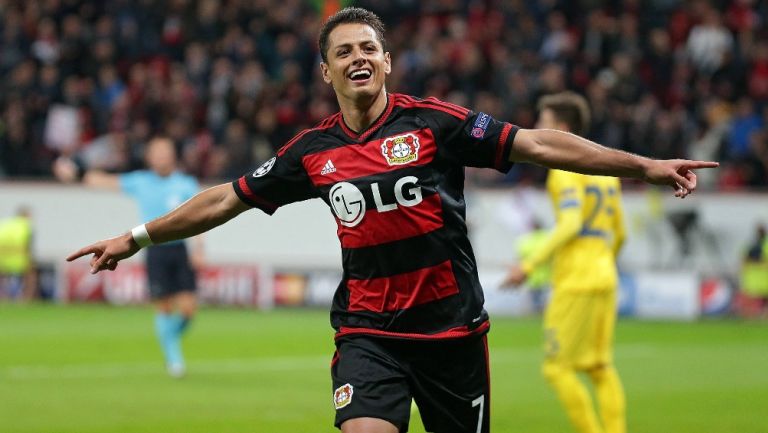 Chicharito en celebración de gol con Leverkusen