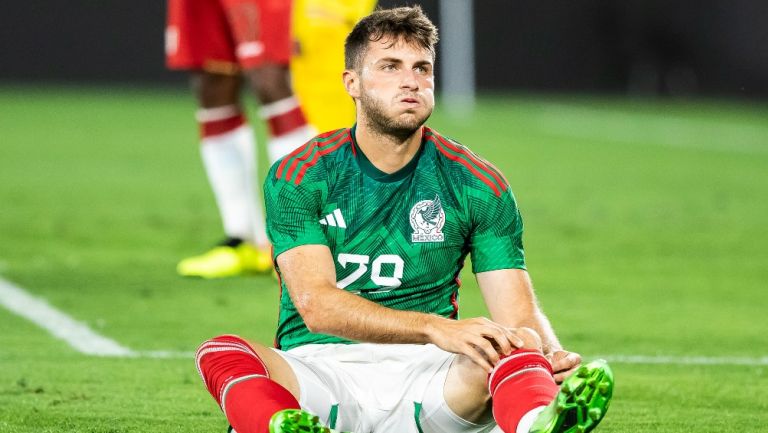 Santiago Giménez durante un partido con México