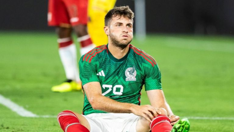 Santiago Giménez durante un partido