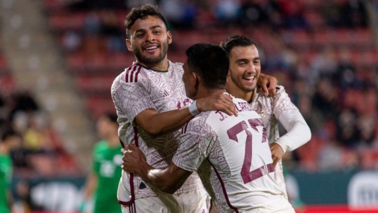 Jugadores de México festejando un gol