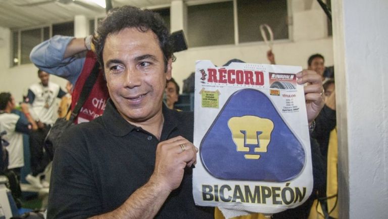 Hugo Sánchez celebrando el bicampeonato