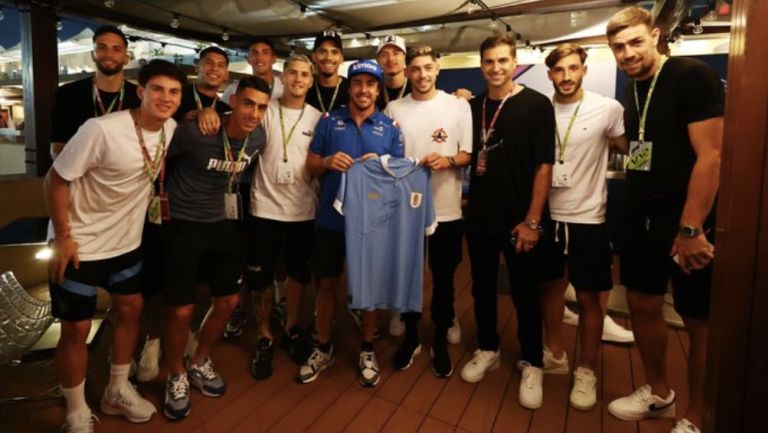 La selección de Uruguay visitando a Alpine en Abu Dhabi
