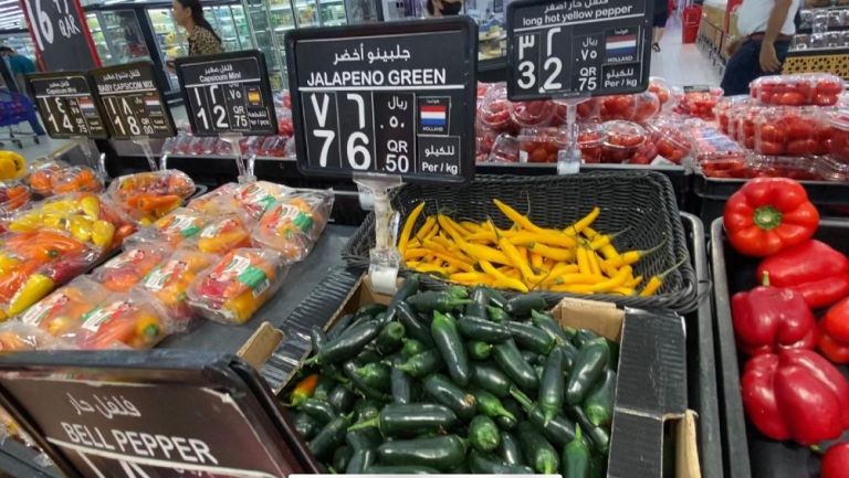 Supermercado con chiles en Qatar