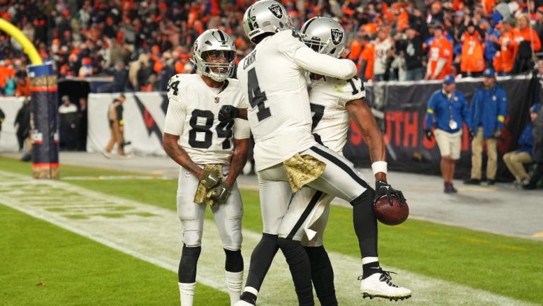 Las Vegas Raiders celebran ante los Broncos