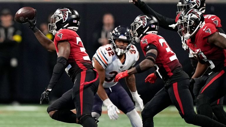 Jaylinn Hawkins, celebra su intercepción contra los Chicago Bears 