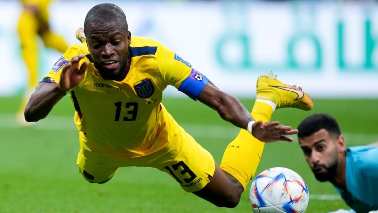 Enner Valencia de Ecuador y el guardameta de Qatar Saad Al Sheeb