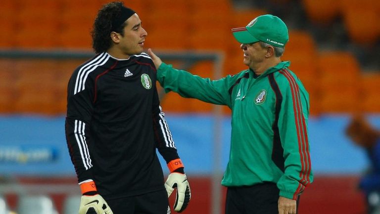 Memo Ochoa y Javier Aguirre con el Tri en 2010