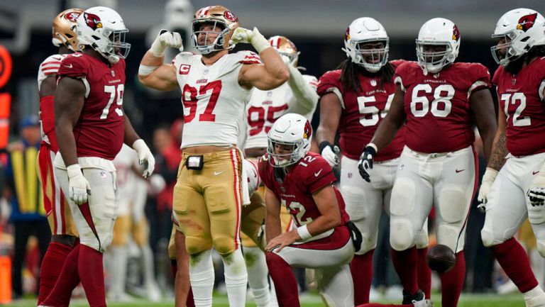 Nick Bosa festeja una acción en el Azteca