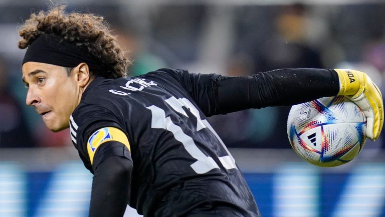 Memo Ochoa en un partido de México 