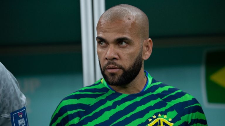  Dani Alves la pasa de maravilla aún como suplente en Brasil