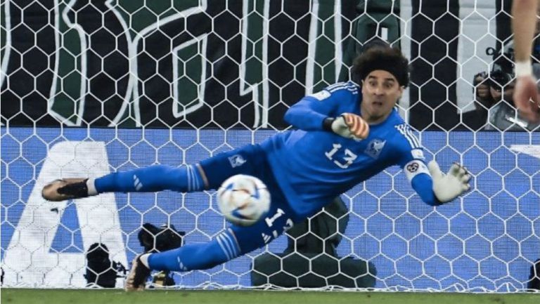 Ochoa deteniendo el penal de Lewandowski