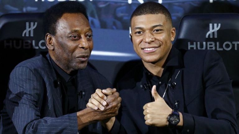 Pelé junto a Kylian Mbappé durante una conferencia de prensa