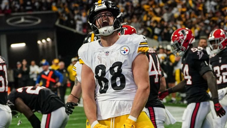 Pat Freiermuth celebra con los Steelers frente a Falcons