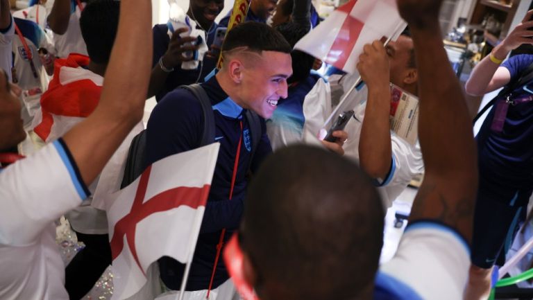 Afición recibió a Inglaterra en su hotel con fiesta tras eliminar a Senegal