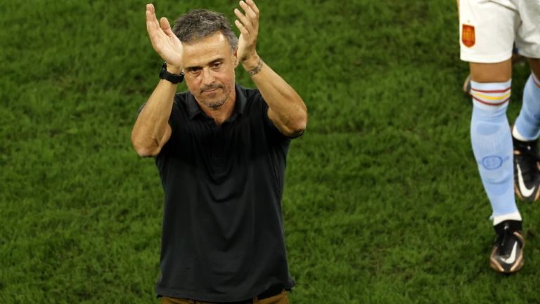 Luis Enrique aplaudiendo a la afición