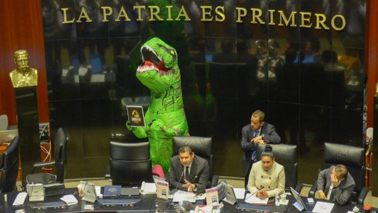 Gálvez Ruiz en protesta vestida de dinosaurio