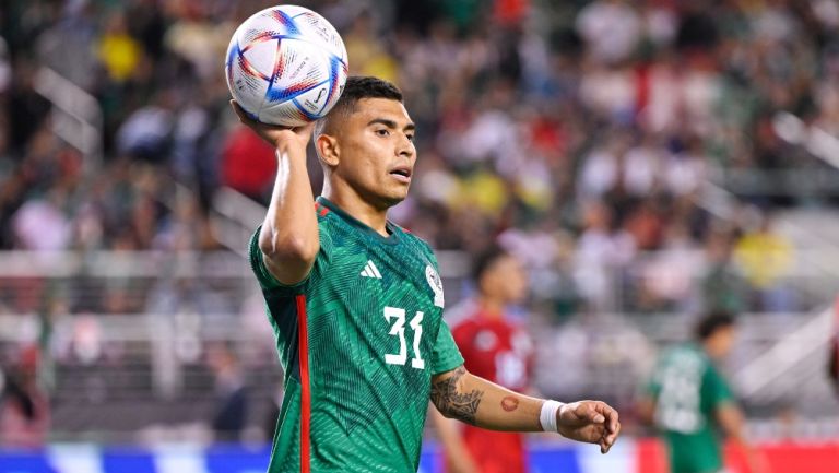 Orbelín Pineda en un partido de México