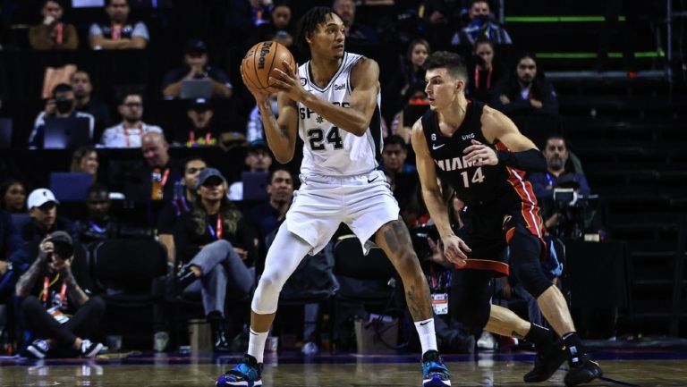 NBA en México: Abuelita disfruta el partido entre Miami y Spurs