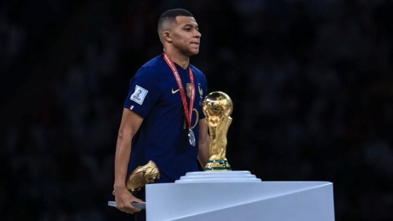 Mbappé pasa al lado de la Copa del Mundo