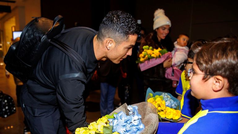 Cristiano Ronaldo fue recibido por decenas de aficionados en Arabia Saudita