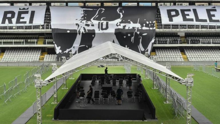 Escenario para funeral de Pelé en el estadio Vila Belmiro