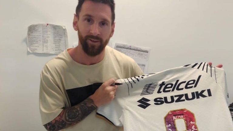 Lionel Messi con su regalo