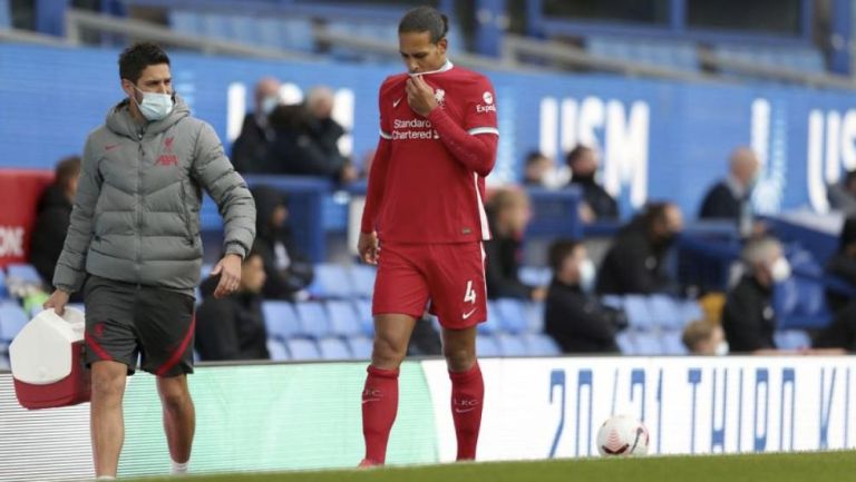 Virgil sale lesionado del encuentro ante el Brentford