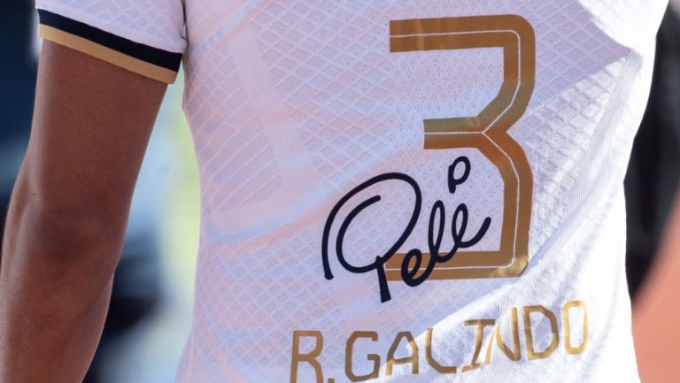 El detalle en homenaje al Rey Pelé durante el encuentro ante Bravos