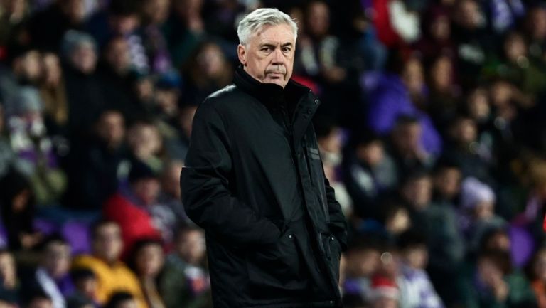 Carlo Ancelotti dirigiendo al Real Madrid