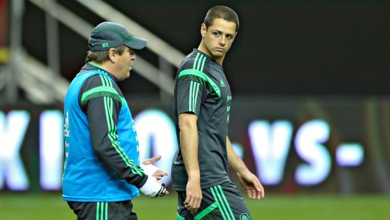 Miguel Herrera y Chicharito Hernández en un entrenamiento 