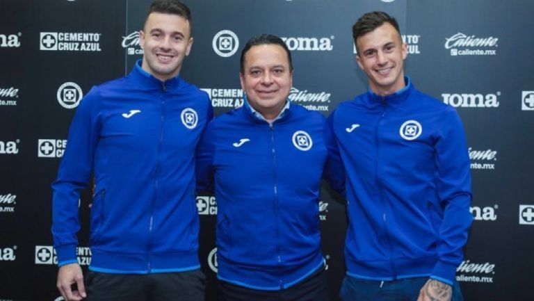 Lotti y Carrera en su presentación con Cruz Azul