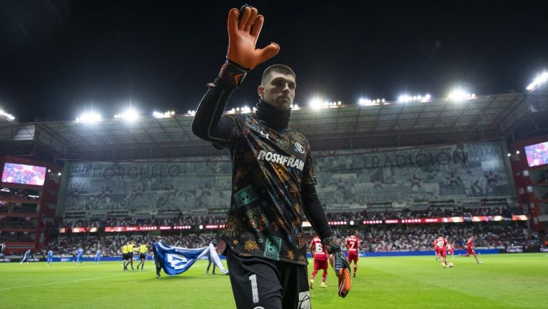 Tiago Volpi en un partido de Toluca