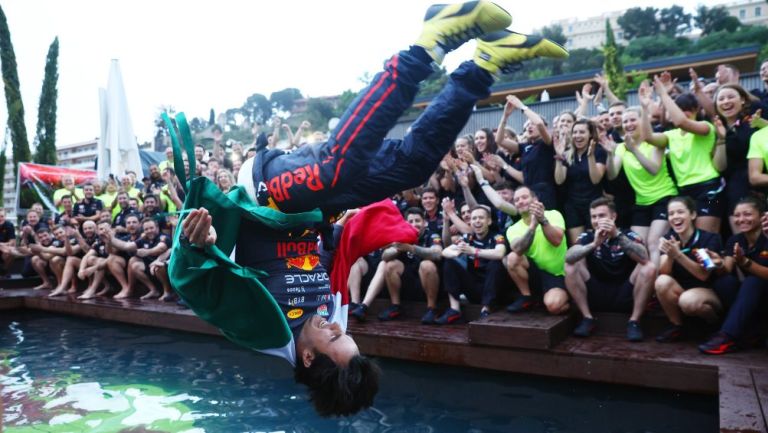 Checo Pérez celebrando GP de Mónaco