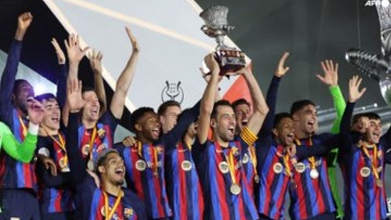 Sergio Busquets celebrando ganar la Supercopa de España