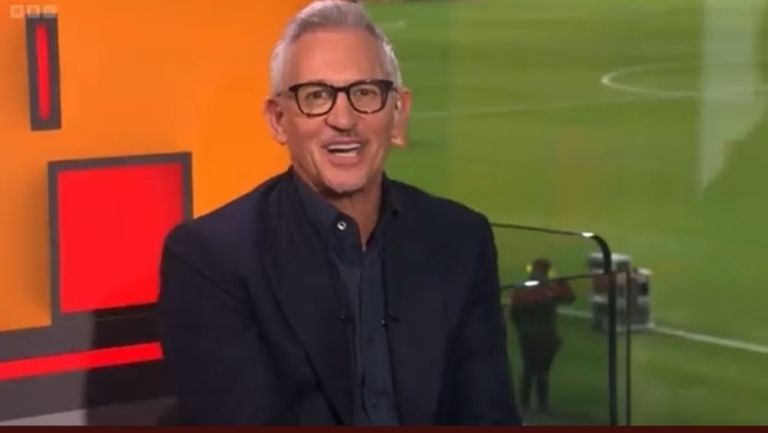 Gary Lineker conduciendo en la BBC